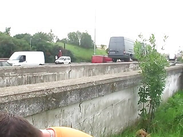 性感女孩在高速公路上啪