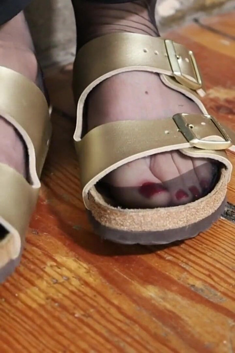 Minimalistic Nylon Moments - Dangling & Shoeplay