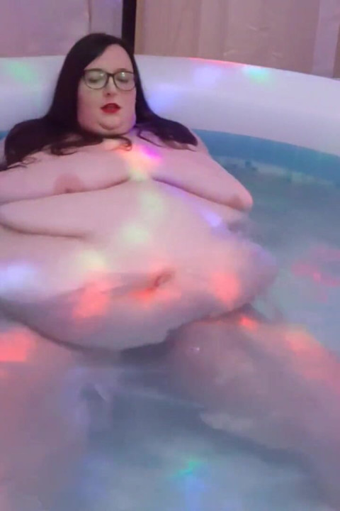 BBW SSBBW shakes ass plays with fupa bod
