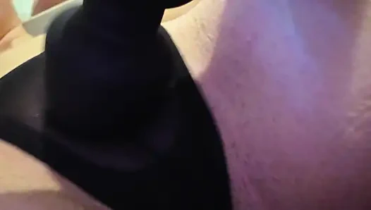 Tante seksi ini lagi asik muasin itilnya pakai vibrator sampai orgasme bergiliran