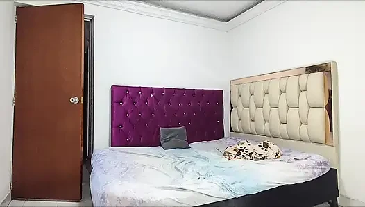 Kakak tiriku tiba-tiba datang dan mengundangku ke kamarku supaya aku bisa sama dia, dan dia crot di dalam memekku!