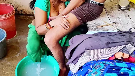 Desi bhabhi ne  bathroom me land chusha