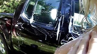 Привлекательную немецкую крошку жестко трахают после чистки машины