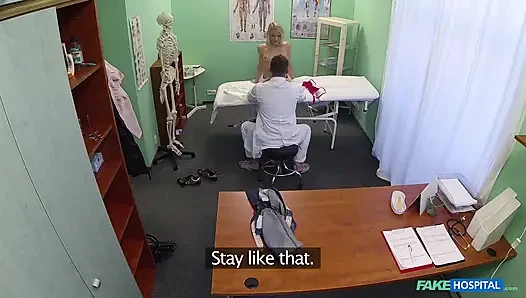 Fake hospital - eine kurvige blondine mit einem sprudelnden hintern nimmt das freche angebot des arztes zum vergnügen auf