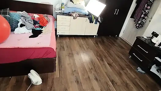 Женщина Развлекается Примеряя Одежду И Разрезая Ее В Любительском Видео.