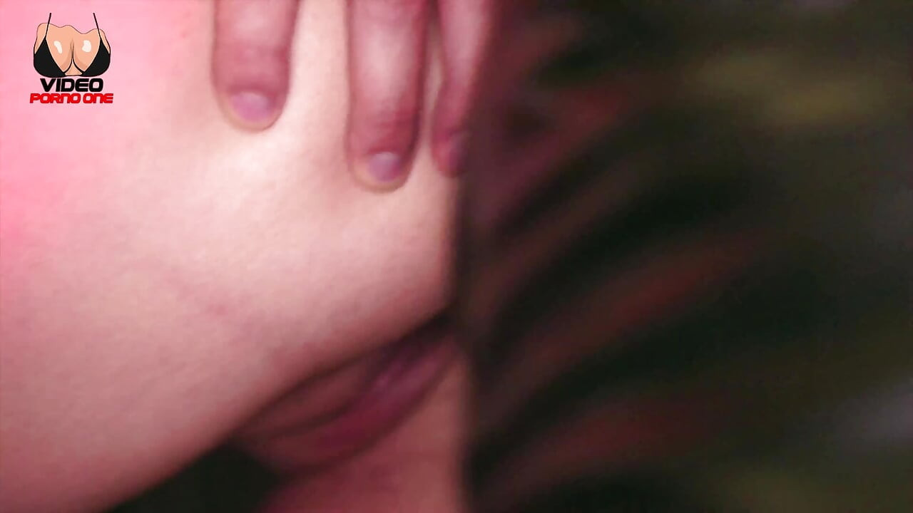 Este blondă, foarte atrăgătoare și cere să fie legată, sodomizată și ejaculată în gură!