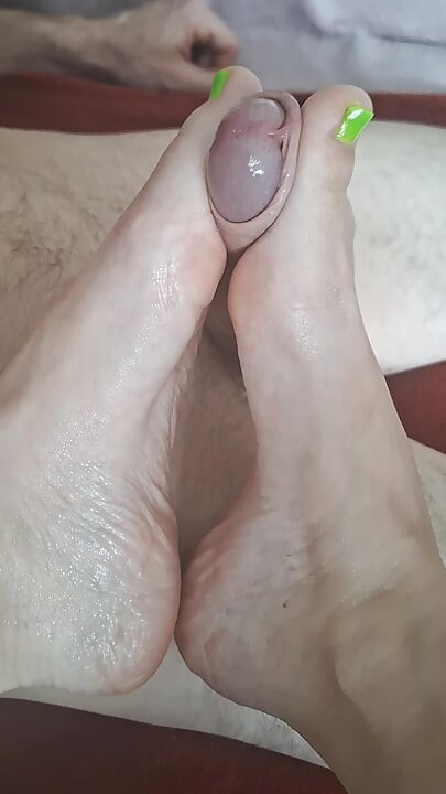 Aku minta pacarku untuk pijat kakiku yang seksi