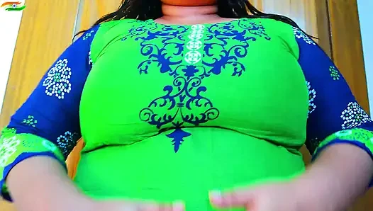 Riesige möpse und dicke milf, heiße schwiegermutter kam zum schwiegersohn und fickte seinen, während sie schwanz sah