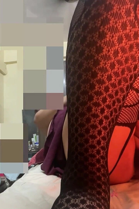 Curtindo em casa sozinha usando saia de meia-irmã e meias