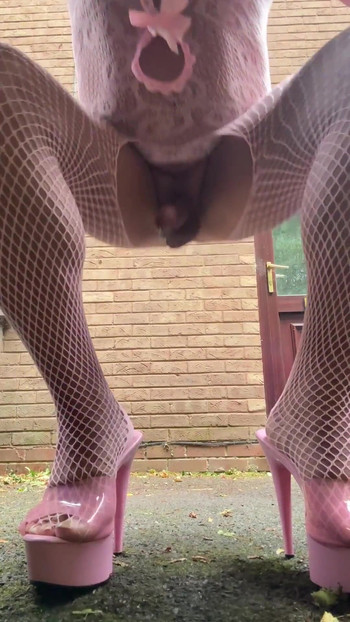 Minnesvärt ögonblick från "Sexy Crossdresser Kellycd2022 snabb tidig morgon video i rosa fisknät bodysuit och klackar"