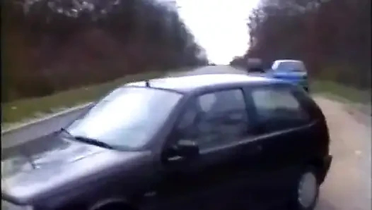 Er dockt einen Gehhilfen am Rande eines Teiches an und fickt sie!