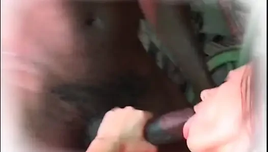 Güzel orta yaşlı seksi kadın iki canavar siyah ve beyaz yarakla sikiliyor ve ağzına boşalıyor