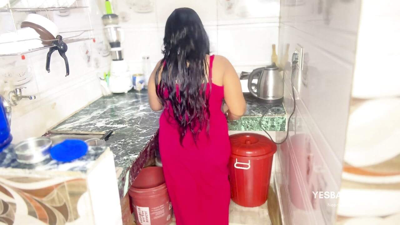 Heiße indische ehefrau mit verbundenen augen küchensex mit ehemann hardcore-augenfick hindi-video