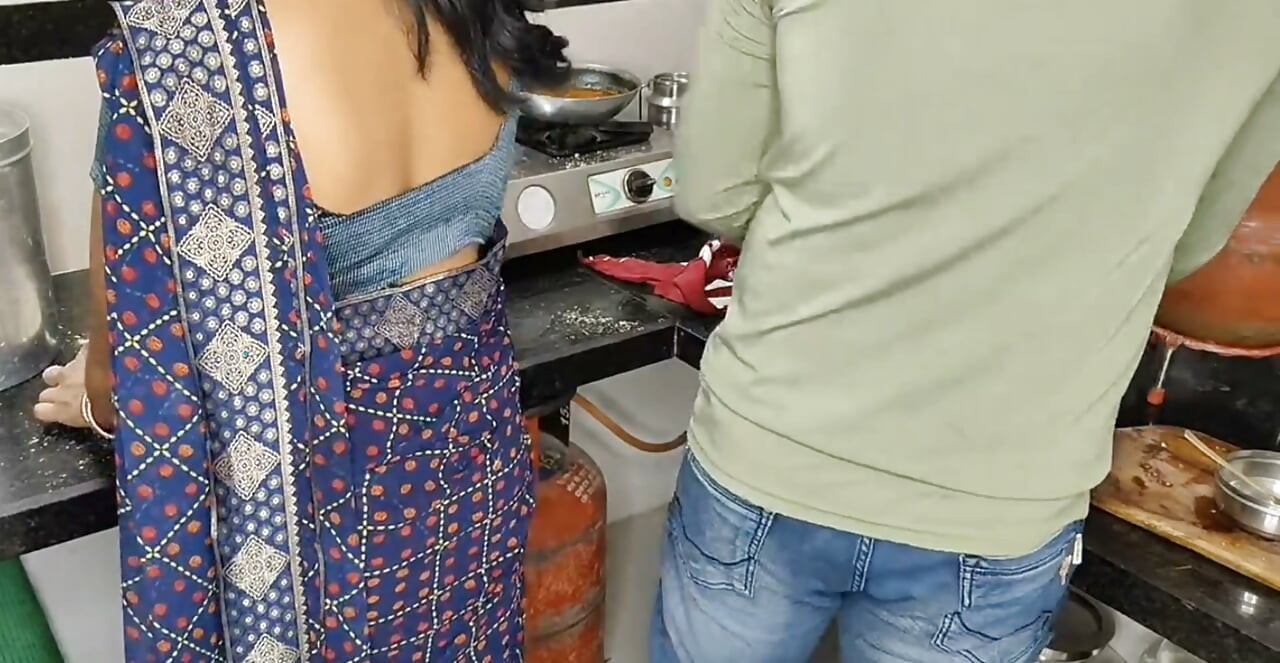 خالة هندية ديسي في المطبخ يأتي زوجنا ليمارس الجنس مع قذف