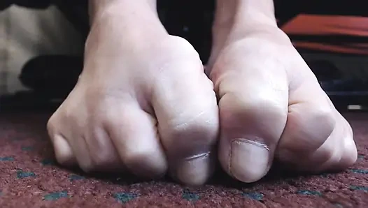 Натуральные ногти на ногах крупным планом без лака