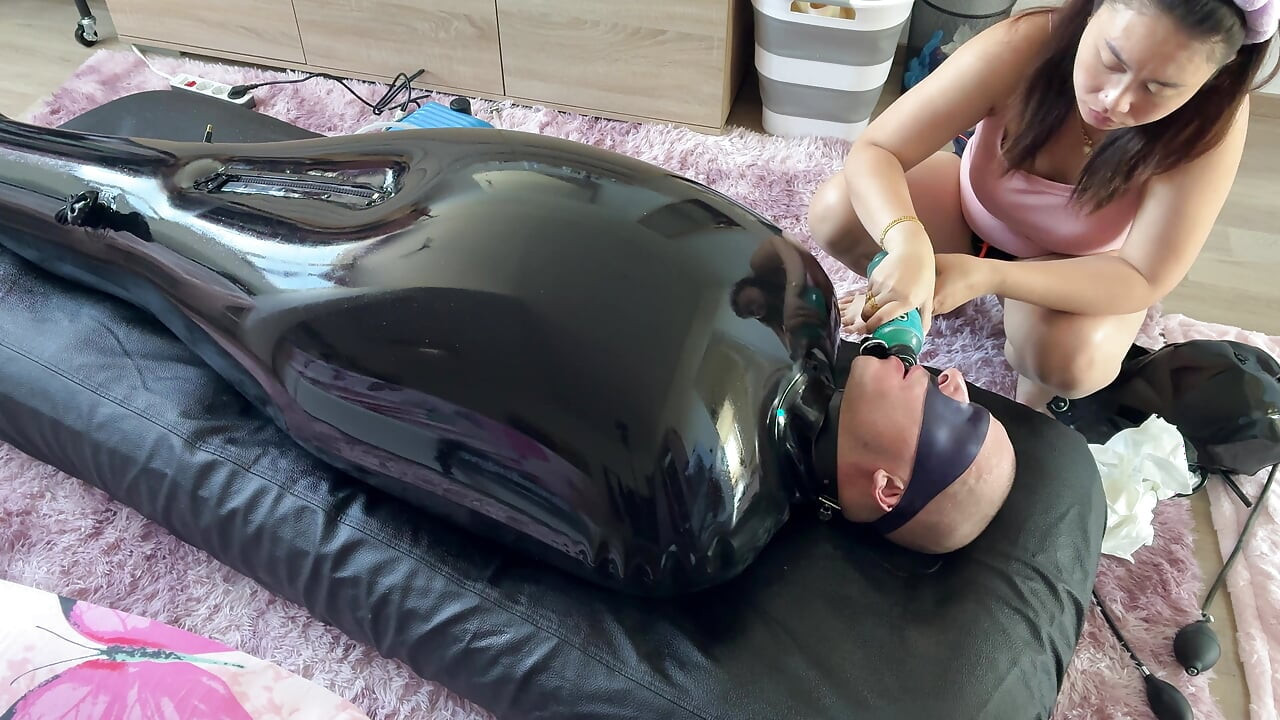 Kone driver sin mand til vanvid med ESTIM i oppustelig Full Body Latex Bondage Bag - Exreme Edging. Begrænset vejrtrækning kneblet