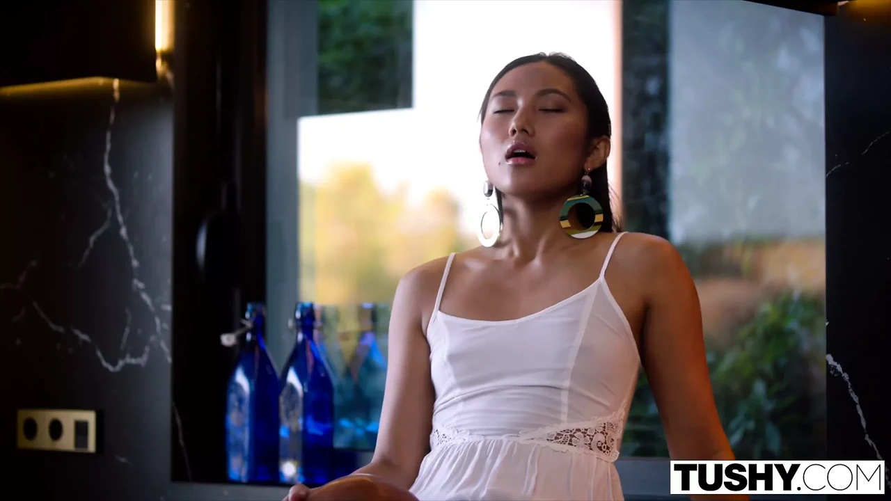 Tushy - 娇小的辣妹可能会满足她对肛交的渴望