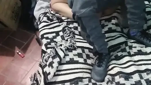 Montanolu kız yerdeki yatakla giyiniyor