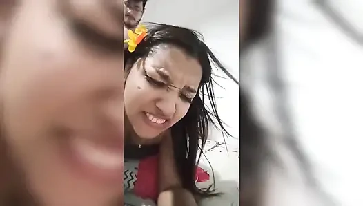 Bu seksi esmer fahişe bana geliyor ve tüm yarağımı onun içinde çok zengin koydum