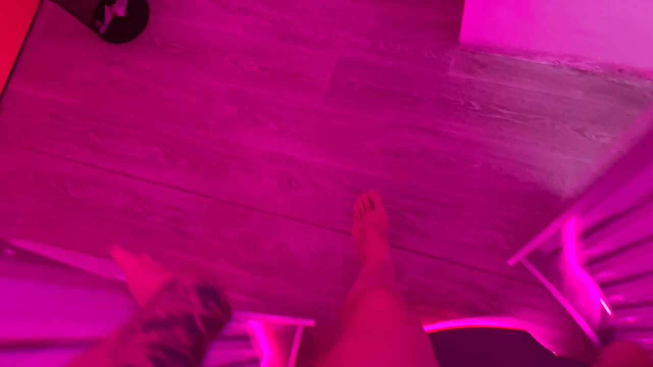 公共のソラリウムの日焼けキャビンでカップルが激しくセックス - 周囲の人との危険な公共セックス フルビデオ