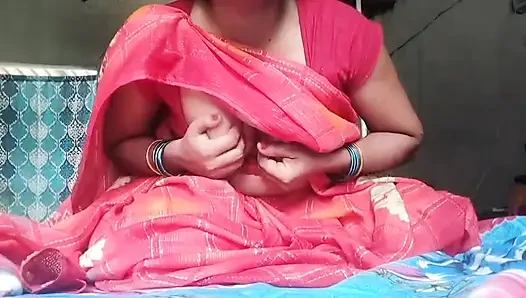 Sister-in-law with big pussy put her finger in her pussy and took out the water from the pussy with a sex vibrator.