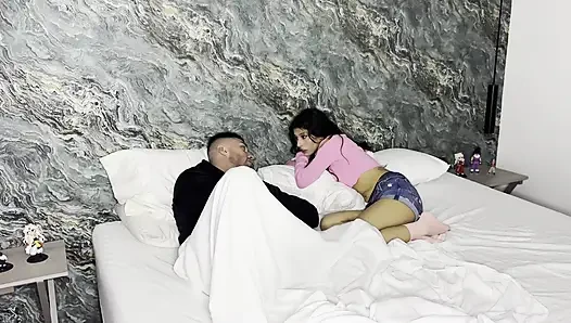 Mellswhite si cewek mungil latina dientot dua besar pria kulit putih sekaligus, dan dientot dari belakang