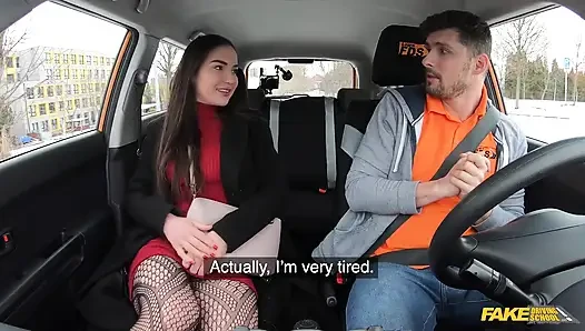 Fake driving school - nataly gold kommt ins auto, ohne ein höschen zu tragen