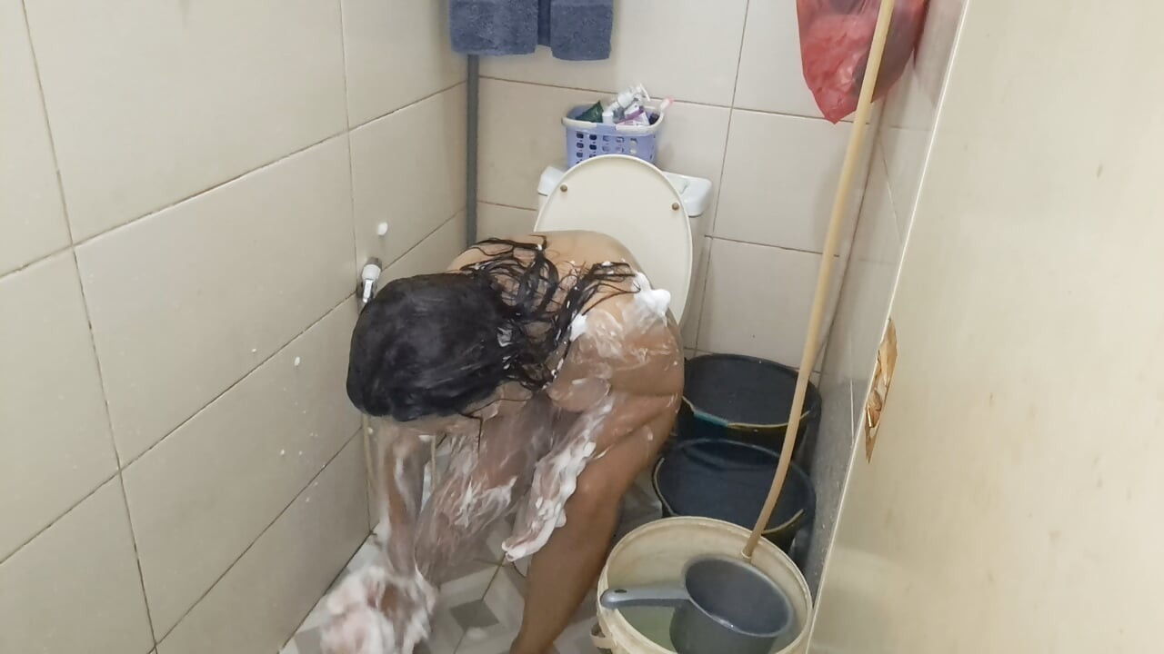 Karım yalnız duş alıyor