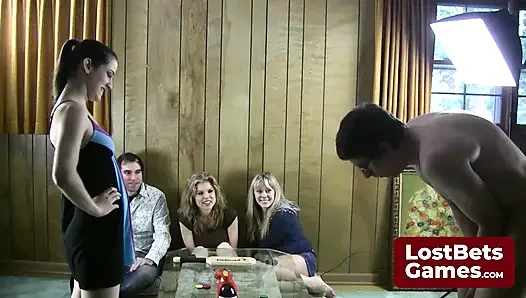 Siapkan dirimu untuk permainan Strip Noname yang liar dan panas