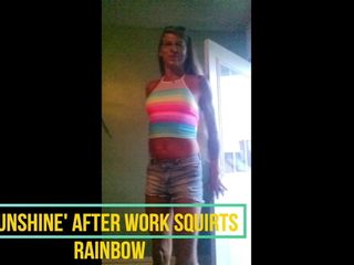 &#39;Sunshine&#39; depois do trabalho esguicha roupa de verão arco-íris