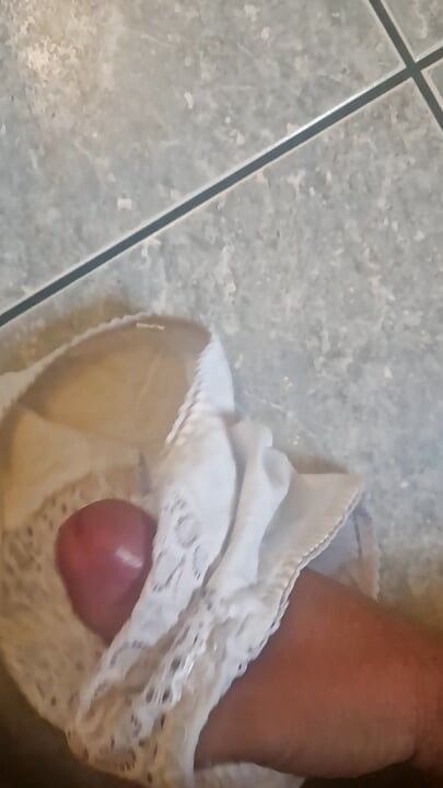 Masturbuje na kalhotkách tchyně