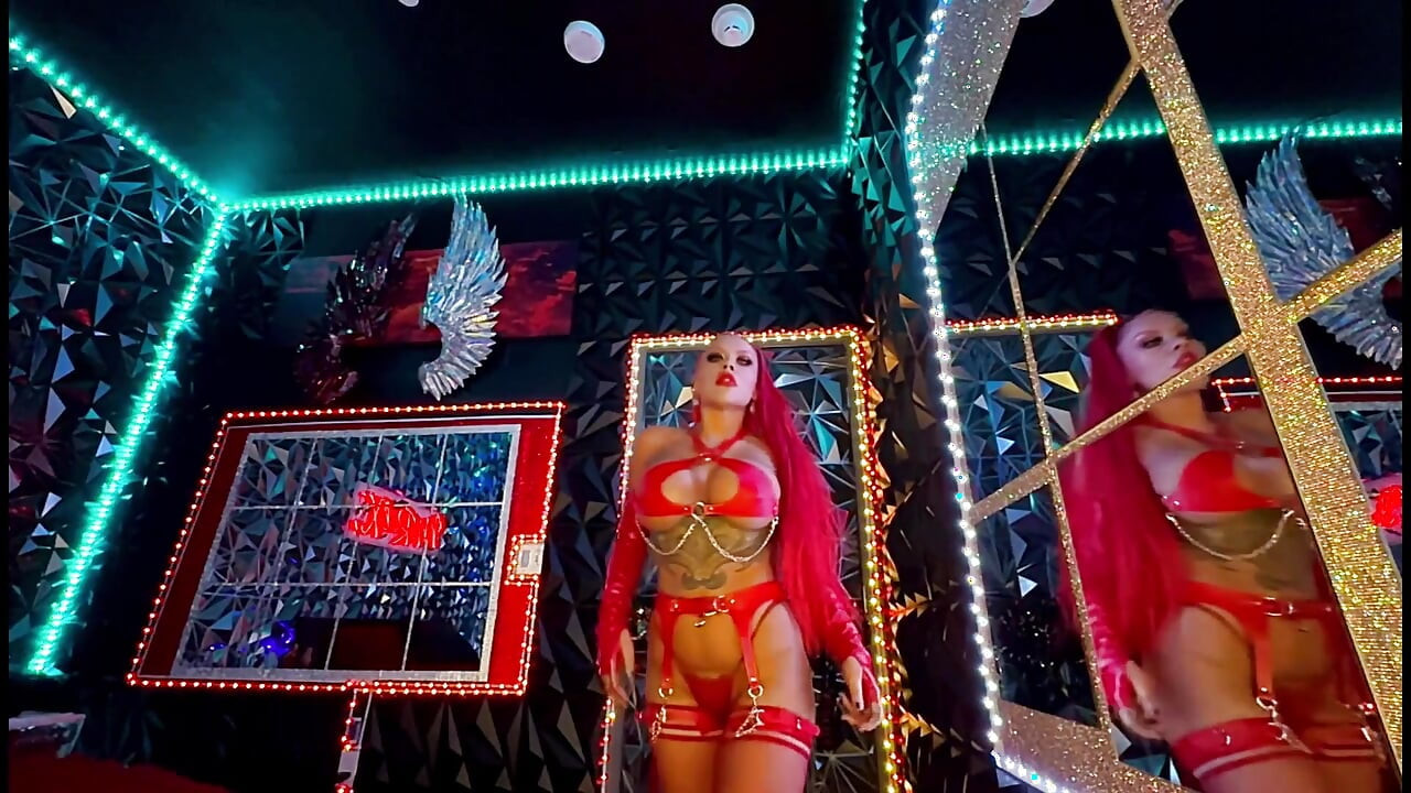 Κοκκινομάλλα με μεγάλα βυζιά και μεγάλο κώλο 4Κ γδύνεται στο μπουντρούμι