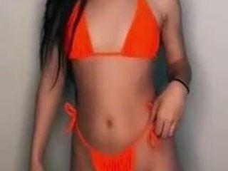 Annaliza guzman's gorący orzech chwytający ciało bikini