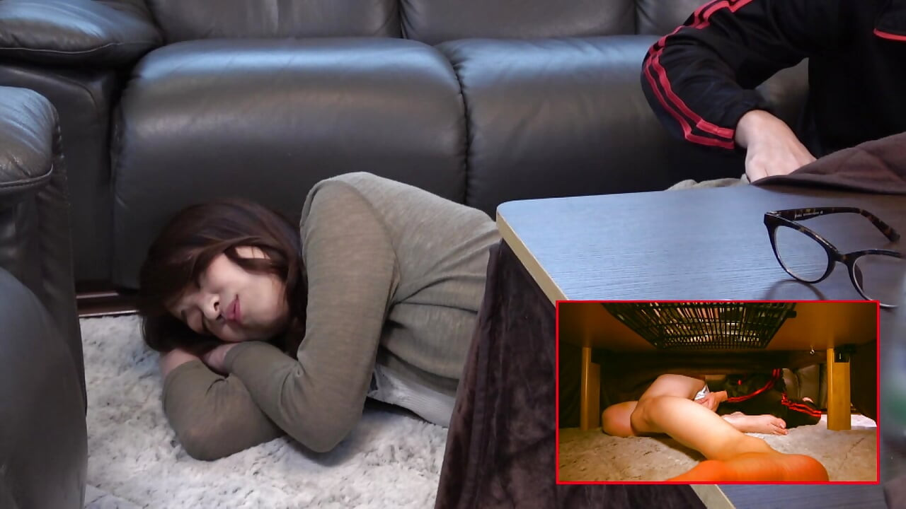A173B09 răsfăța-te cu răutăți în kotatsu! Părțile private coapte ale unei femei mature sunt incredibil de sensibile! Simt perfect pentru! Am ieșit mult înăuntru!