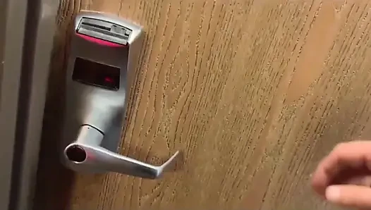 Hampir kepergok selingkuh di kamar hotel
