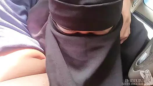 Minokiiko si cewek berhijab hitam nyepong di dalam mobil
