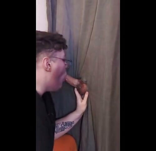 Βαθιά στο λαιμό και ξεγύμνωμα προσώπου στο Gloryhole