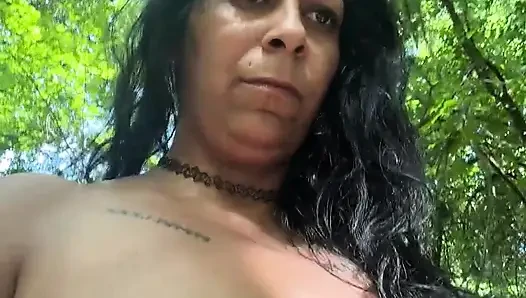 Cewek sange ini nekat jalan-jalan di hutan sambil bugil