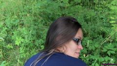Meisje zuigt aan een lul en neukt in het bos - openbare seks