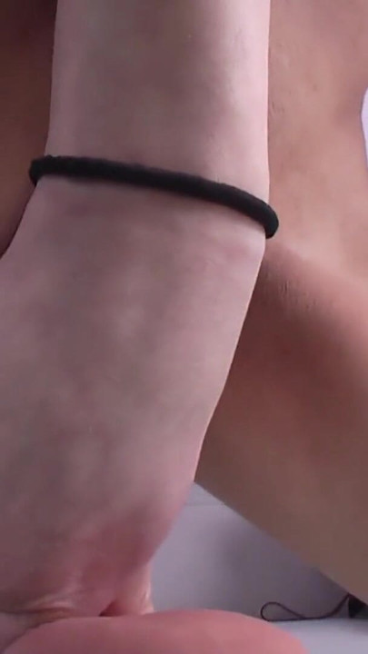 "Sik beni - porno dildo testi yanlış gidiyor ve sikildim" den ikonik an