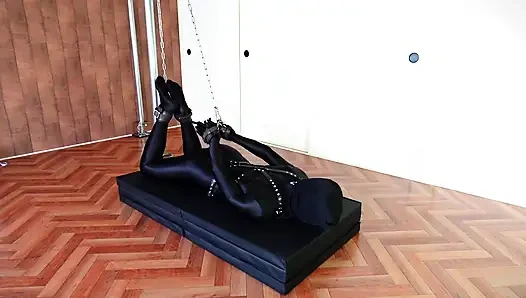 Она наслаждается позами БДСМ