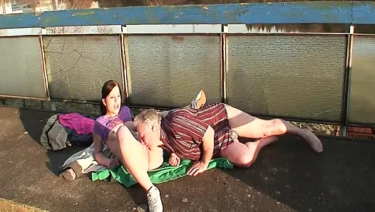 Cewek hot rambut cokelat dijilat dan di-fingering sama pria yang lebih tua di luar ruangan