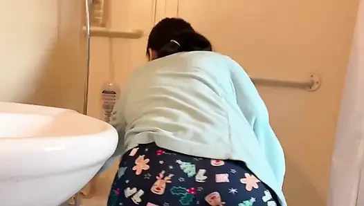 Kirli Deriyi Hisset, Duş Almaya Gidiyor