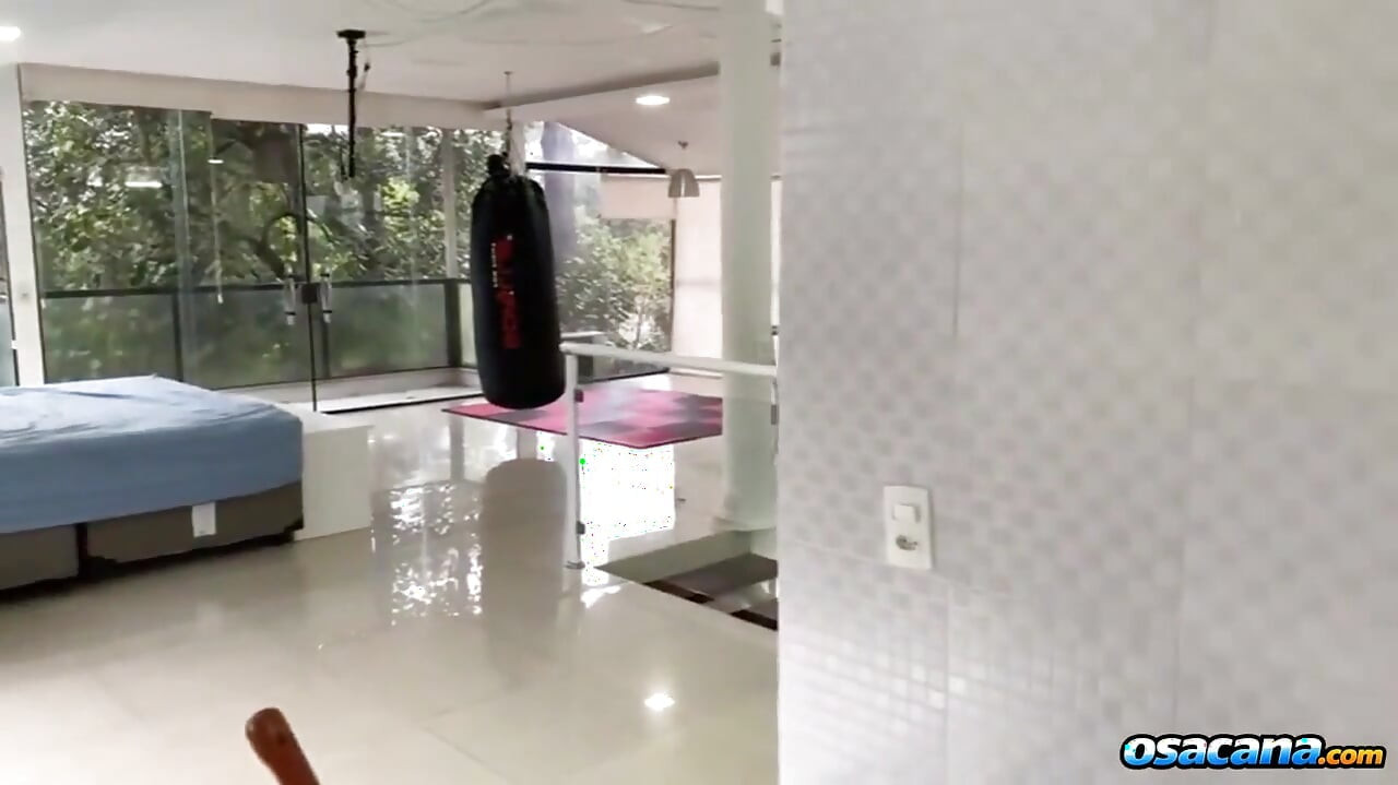 Pirang Nakal dari Akademi Mengisap Penis