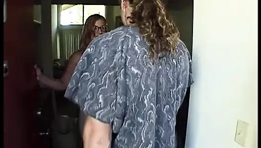 Горячую тугую молодую блондинку трахают и горячую порцию спермы отсасывают на ее киску