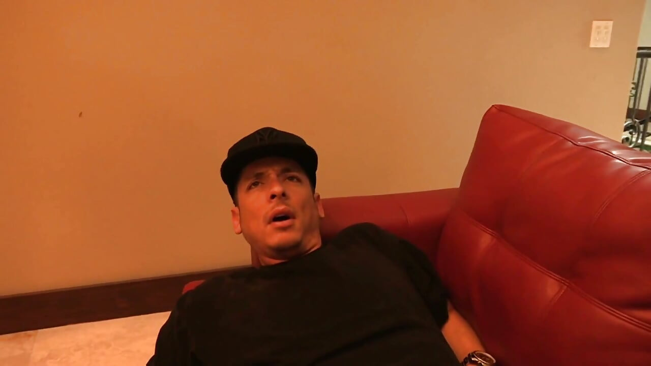 Geile kerel krijgt een goede pijpbeurt voordat ze een geile hete babe neukt