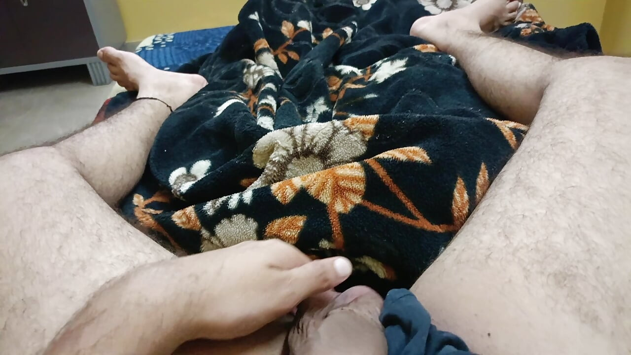 Egyedül fiú játszik a hatalmas farkával