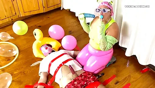 Dominatrix sahibe April - barbie eğlencesi