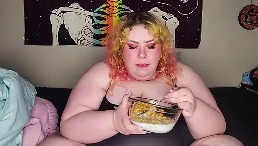 Wanita gemuk makan serpihan beku