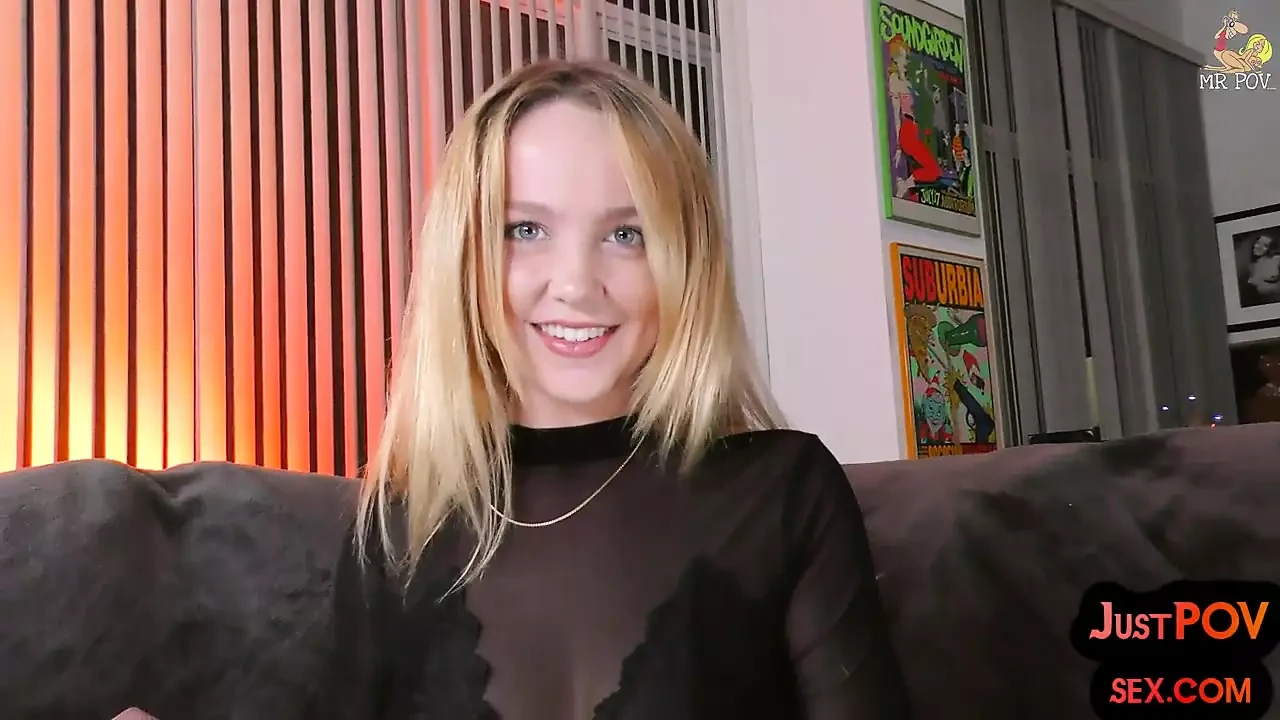 第一人称视角 肛交少女说脏话，同时让她的油腻的屁股被钻